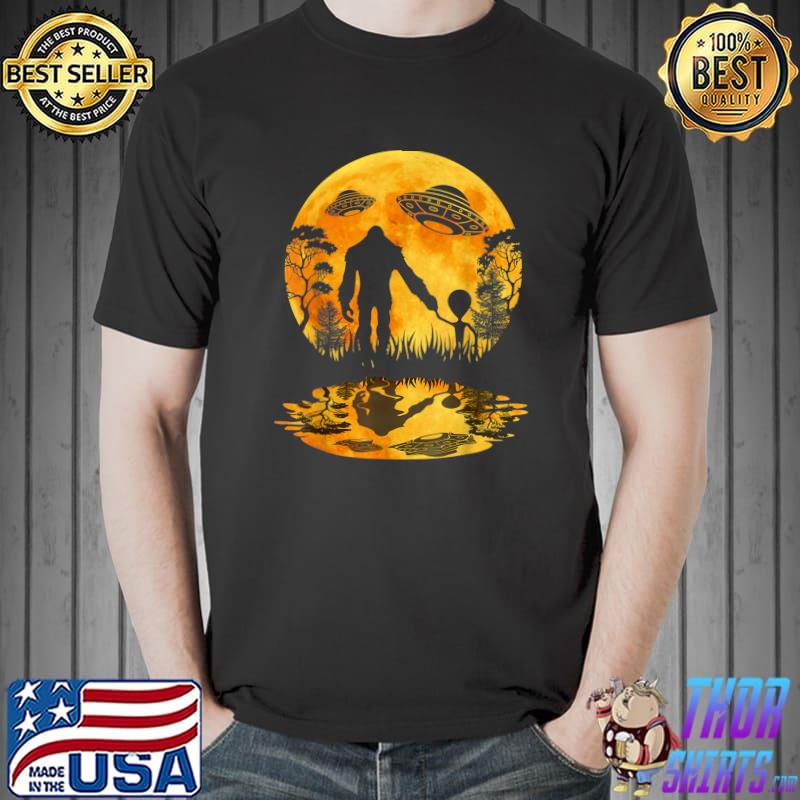 Alien Bigfoot Moon Sasquatch UFO Extraterrestrial Men Women T-Shirt