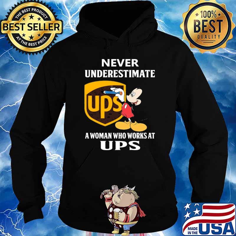 Awesome never underestimate a woman who works at UPS Mickey shirt