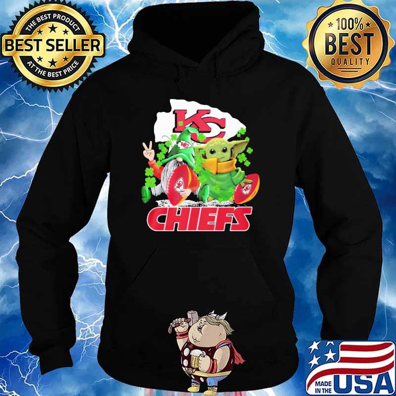 Gnome and baby yoda hug Kansas city Chiefs St.Patrick's day shirt -  Guineashirt Premium ™ LLC