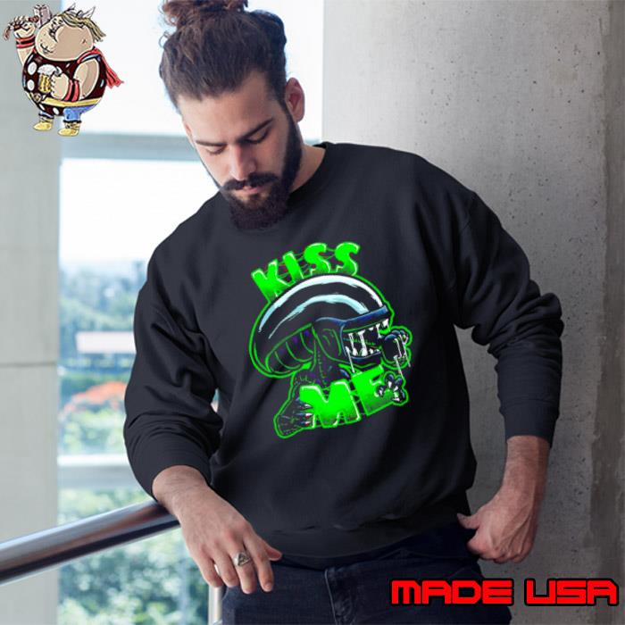 Funny xenomorph wants a kiss s Sweatshirt
