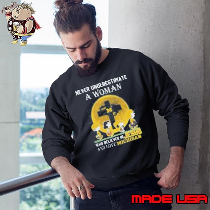 Peanuts Characters Never Underestimate A Woman Who Believes In Jesus And Loves Michigan Wolverines Sweatshirt