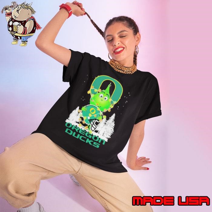 The Grinch Hug Oregon Ducks Helmet Christmas Ladies tee