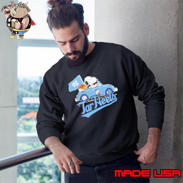 Snoopy and Woodstock driving car Tar Heels basketball Sweatshirt