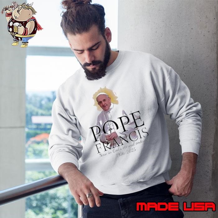 Pope Francis Memorial now in god’s eternal embrace 1936-2025 Sweatshirt